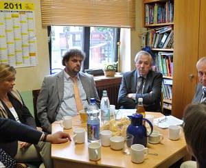 Aufmerksam nahm Staatssekretär Klaus Schäfer (M.) Kritik und Anregungen aus der Heppendorfer Dionysius-Kita auf. (Foto: Fratz)