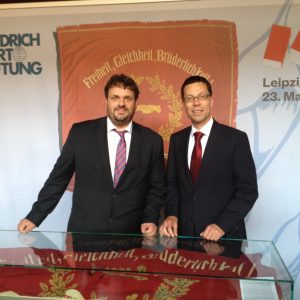 Guido van den Berg MdL und Dierk Timm mit der Orginal-Traditionsfahne der SPD