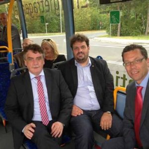Minister Michael Groscheck mit Guido van den Berg MdL und Dierk Timm im Wasserstoffbus