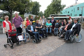 Politiker für das Thema "Inklusion" zu sensibilisieren war das Ziel einer Schnitzeljagd im Rollstuhl durch Bergheim.