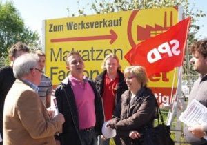Informationen vor der Matratzenfabrik Bettina Elsdorf