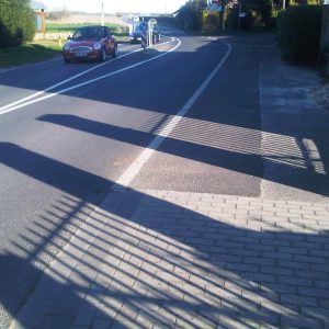 Verkehrsinsel vor der Kreuzung Pützer Straße und Am Fließ bzw Marienstraße