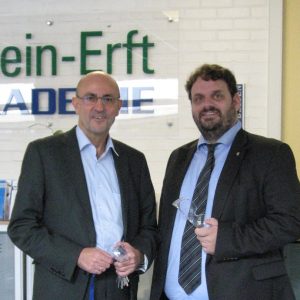 Guido van den Berg MdL und der Geschäftsführer der Rhein-Erft Akademie, Michael Maier