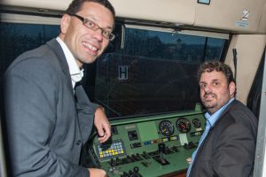 Dierk Timm und Guido van den Berg im Führerstand der RB 38