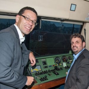 Dierk Timm und Guido van den Berg im Führerstand der RB 38