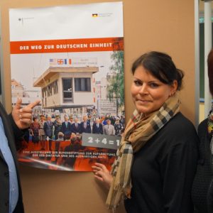 Guido van den Berg MdL, Frau Roreger und Frau Merfort von der Hauptschule Pulheim bei der Ausstellung 25 Jahre Deutsche Einheit