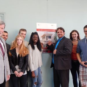 Guido van den Berg MdL überreicht die Ausstellung „Der Weg zur Deutschen Einheit“ an Schülerinnen und Schüler des Silverberg-Gymnasiums und Herrn Studiendirektor Wilhelm Nieth aus dem Lehrerkollegium (links).