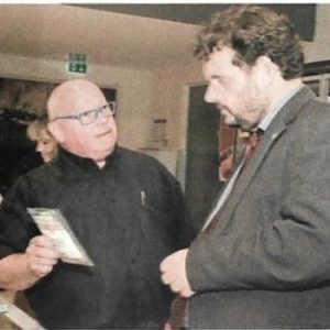 Wolfgang Grundhöfer erklärt Guido van den Berg MdL das Sortiment