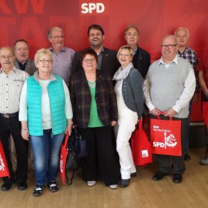 Guido van den Berg MdL mit Marlies Stroschein sowie Mitgliedern der SPD-Pulheim.