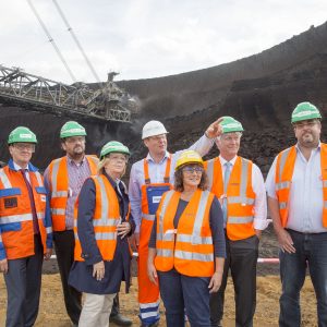 Matthias Hartung (RWE), Guido van den Berg MdL, Hannelore Kraft MdL, Thomas Körber (RWE), Bärbel Lacroix-Kratz (RWE), Rolf-Martin Schmitz (RWE), und Harald Louis (RWE) im Tagebau Hambach.