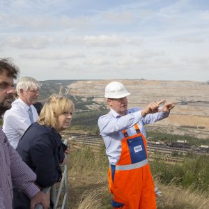 Guido van den Berg MdL, Rolf-Martin Schmitz (RWE), Hannelore Kraft MdL und Thomas Körber (RWE) im Tagebau Hambach