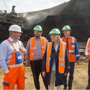 Thomas Körber (RWE), Guido van den Berg MdL, Hannelore Kraft MdL, Matthias Hartung (RWE) und Rolf-Martin Schmitz (RWE) im Tagebau Hambach