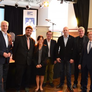v.l.n.r.: Minister Garrelt Duin, Guido van den Berg MdL, Dr. Roh Pin Lee, Bürgermeister Sascha Solbach, Dirk Schumacher (RWE), Prof. Robert Schlögel (MPI Mülheim) und Prof. Harald Bolt (FZ Jülich)