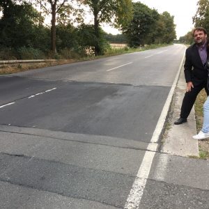 Guido van den Berg und Fadia Faßbender an der L 122 Erfttalstraße