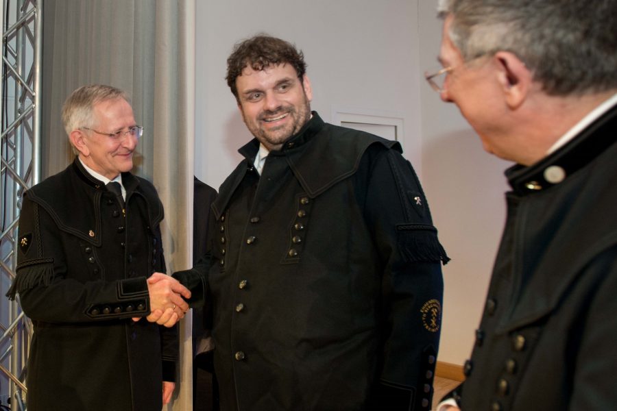 Altrektor Prof. Bernd Meyer und Rektor Prof. Klaus-Dieter Barbknecht verleihen Guido van den Berg den Ehrenbergkittel