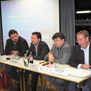 Guido van den Berg (Rhein-Erft SPD), Dr. Sascha Liebermann (Uni Dortmund), Ralph Welter (KAB) und der SPD-Bundestagsabgeordnete Rolf Stöckel