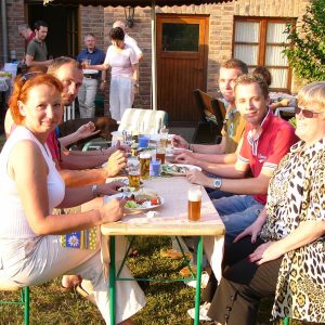 Gabriele Frechen (links) beim Grillfest der Jusos