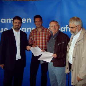 Bernhard Elsner (zweiter von links) vom Elternrat der Kita Panama aus Kerpen übergab an Guido van den Berg (links), Edgar Moron (zweiter von rechts) und Helmut Latak (rechts) Unterschriftenlisten zum Erhalt der dritten Tagesstättengruppe.
