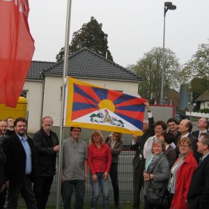 SPD hißt Tibet-Fahne vor dem Fritz-Erler-Haus
