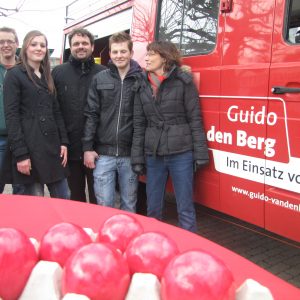 Ostereierverteilen Markplatz vor dem Rathaus in Kaster