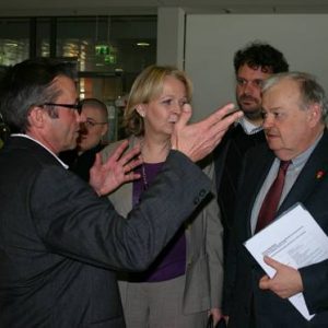 Hannelore Kraft im Gespräch mit dem Post-Betriebsratschef Wolfgang Host (l.) Guido van den Berg und Guntram Schneider (r.).