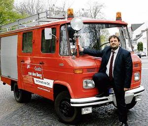 Das alte Feuerwehrauto, das Guido van den Berg durch den Wahlkampf begleitet, tat einst seinen Dienst bei einem Löschzug der Freiwilligen Feuerwehr in Niedersachsen. (Foto: Funken)
