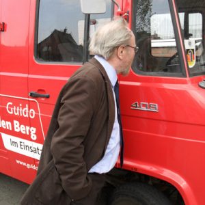 Wolfgang Thierse am Feuerwehrauto