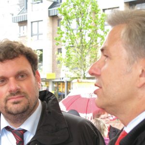 Klaus Wowereit und Guido van den Berg auf dem Marktplatz von Pulheim