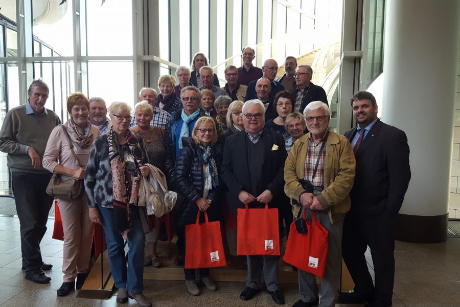 Gruppenfoto im Landtag mit Delegation der AWO und GvB