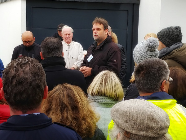 Guido van den Berg spricht zu den betroffenen Bürgern in Geyen (29.10.2018).