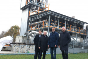 Guido van den Berg MdL, Prof. Bernhard Hoffschmidt, Arndt Kohn MdEP, RWE-Betriebsrat Michael Lehmann am Wärmespeicher-Versuchsstand in Köln-Portz
